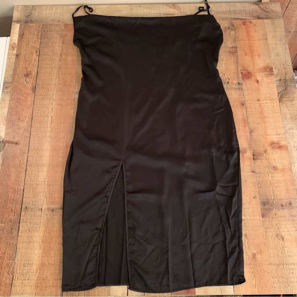 Pretty little thing plus black strappy satin cowl midi dress -20 - Picture 2 of 10